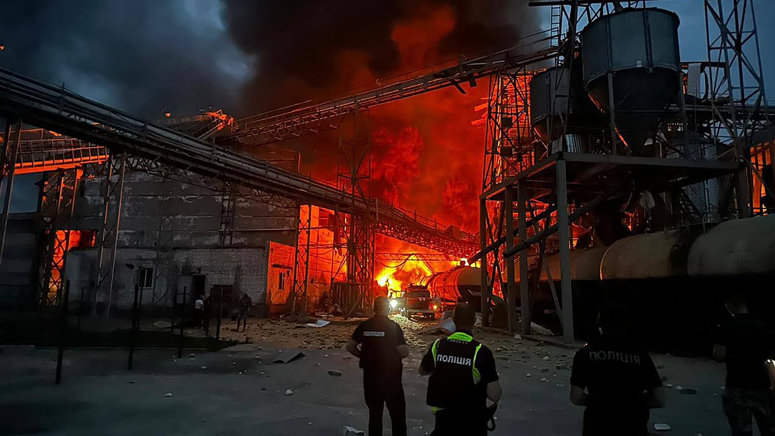 Горящий завод в селе Гоголево Полтавской области, 28 августа 2023 года.
