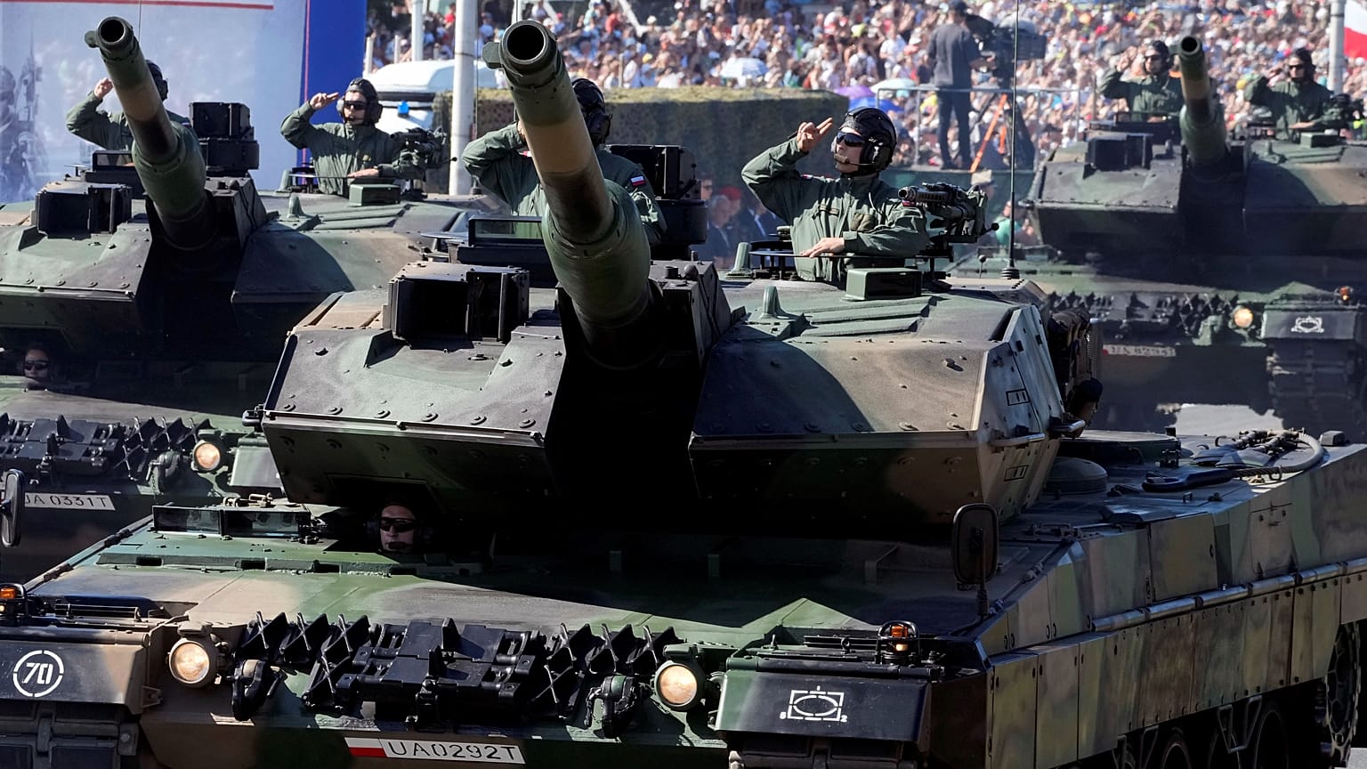 Lengyel tankok Varsóban, az augusztus 15-én tartott felvonuláson