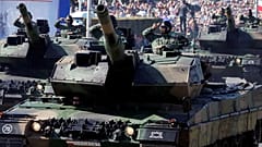 Lengyel tankok Varsóban, az augusztus 15-én tartott felvonuláson
