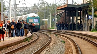 صورة من الارشيف-أشخاص يغلقون محطة قطار بورجوني دي سوزا، في منطقة بيدمونت، إيطاليا، خلال احتجاج ضد خط السكة الحديد فائق السرعة.