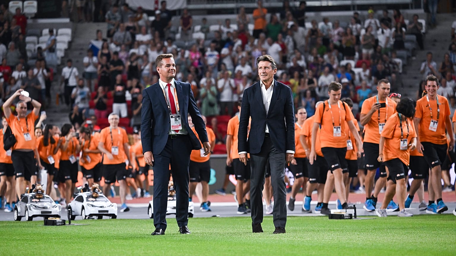 Németh Balázs, a Budapest 2023 Zrt. vezérigazgatója és Sebastian Coe, a Nemzetközi Atlétikai Szövetség elnöke a budapesti Atlétika VB záróünnepségén