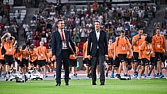 Németh Balázs, a Budapest 2023 Zrt. vezérigazgatója és Sebastian Coe, a Nemzetközi Atlétikai Szövetség elnöke a budapesti Atlétika VB záróünnepségén
