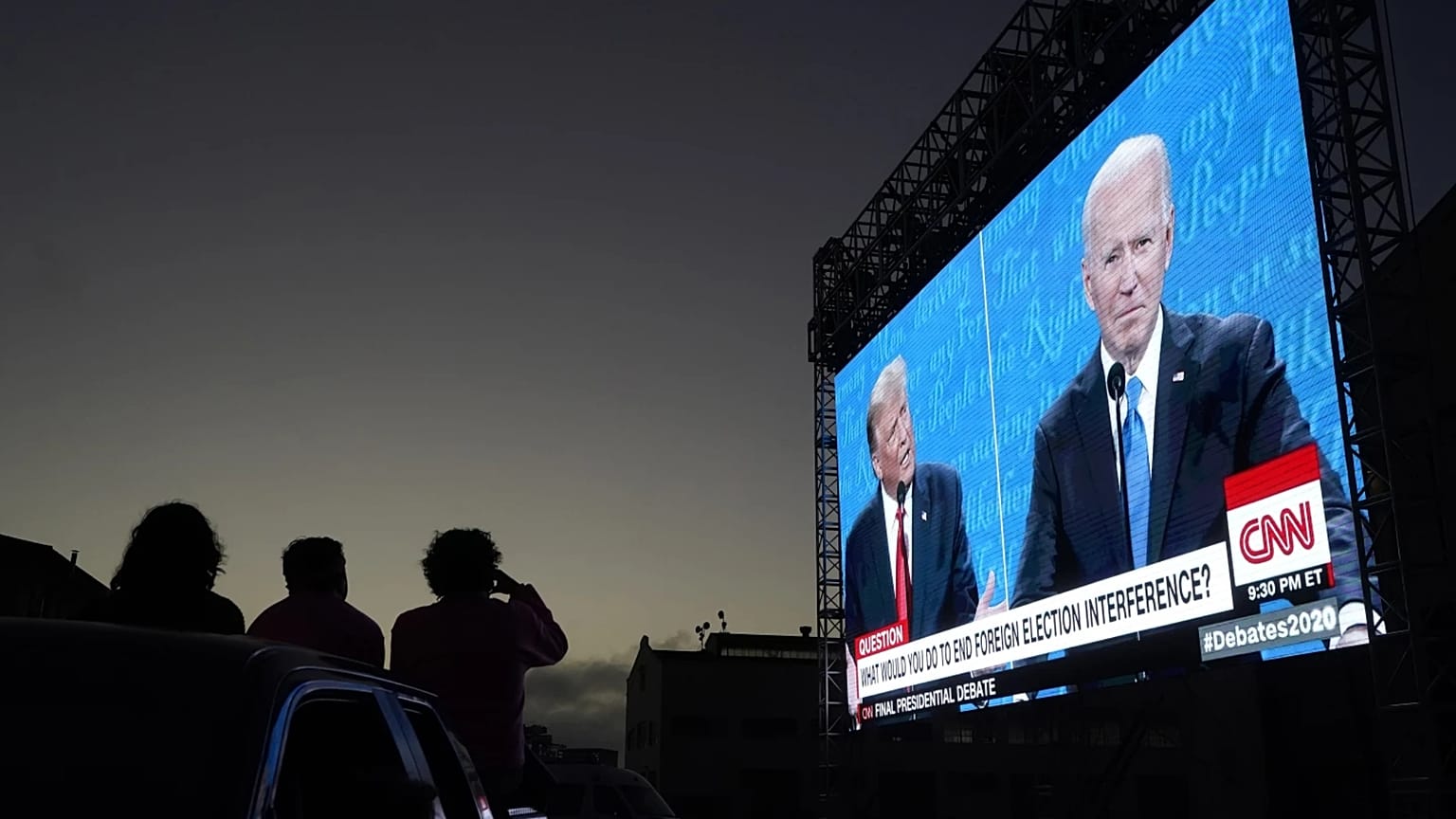 Donald Trump ve Joe Biden dev ekranda