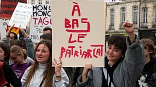 تظاهرات در فرانسه به مناسبت روز جهانی زن با پلاکارد «مرگ بر پدرسالاری»