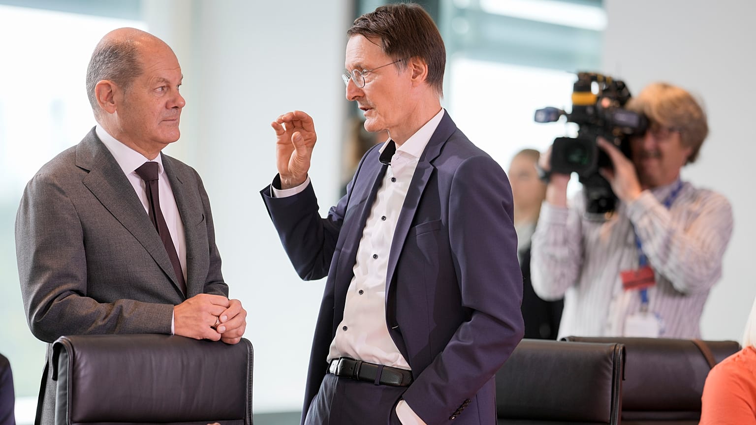 Olaf Scholz német kancellár és Karl Lauterbach egészségügyi miniszter a kormányülésen a berlini kancellári hivatalban 2023. augusztus 16-án.