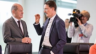 Olaf Scholz német kancellár és Karl Lauterbach egészségügyi miniszter a kormányülésen a berlini kancellári hivatalban 2023. augusztus 16-án.
