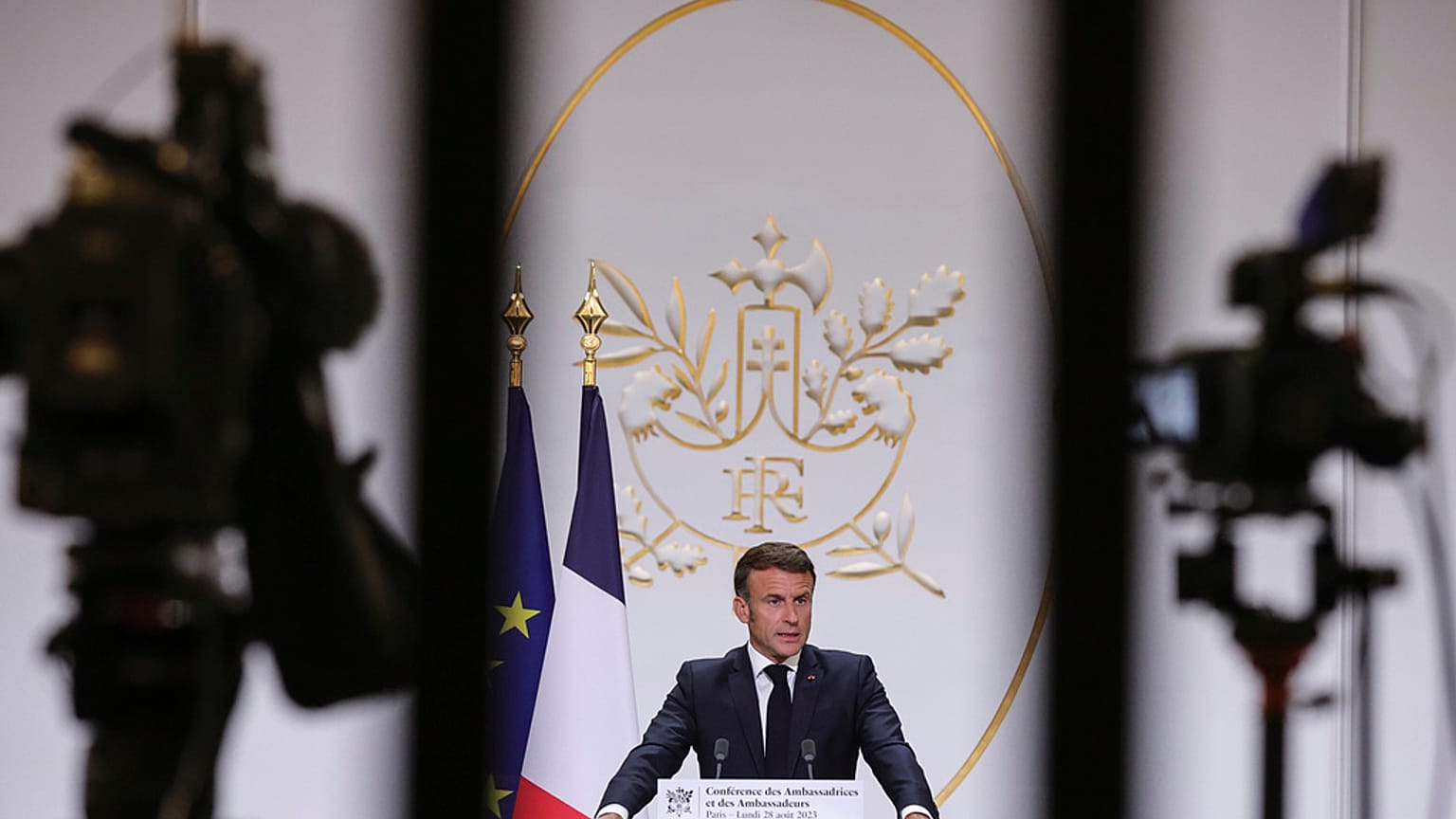 Riflettori su Macron. (Parigi, 28.8.2023)