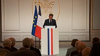 El presidente francés, Emmanuel Macron, en una reunión con sus embajadores este lunes.