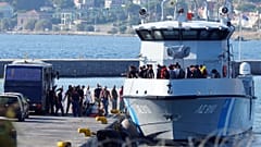 Migrantes resgatados no Mar Egeu desembarcam na ilha de Lesbos, na Grécia
