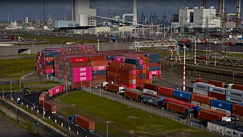The EU's trade balance has returned to surplus after six consecutive quarters of deficit.