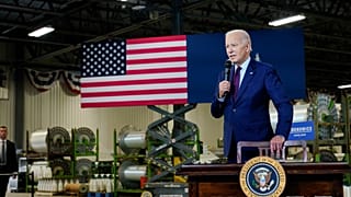 Biden egy gyárlátogatáson tavaly júliusban (Auburn Manufacturing)