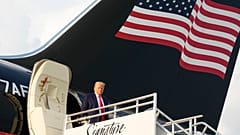 Troneggia la bandiera americana su Trump. (Atlanta, 24.8.2023)