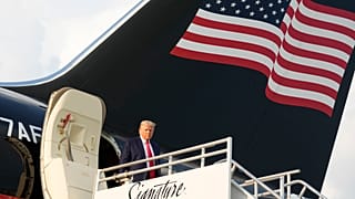 Troneggia la bandiera americana su Trump. (Atlanta, 24.8.2023)