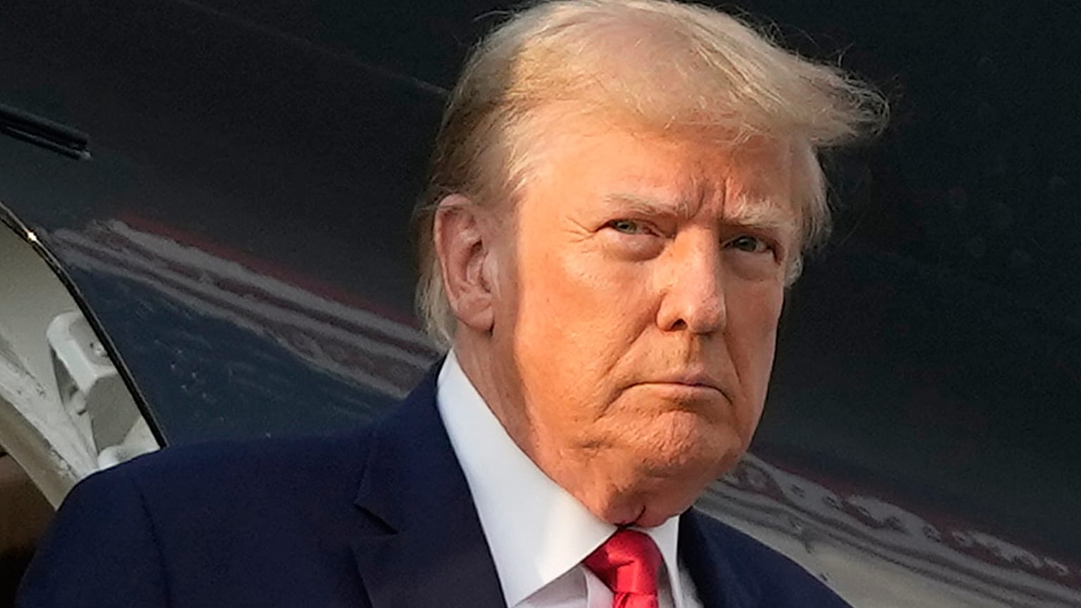 Donald Trump a sair do respetivo avião privado, a 24 de agosto, em Atlanta
