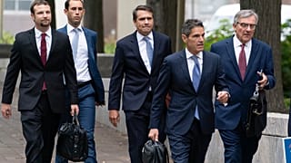 Адвокаты экс-президента Трампа прибывают в федеральный суд Вашингтона, 28 августа 2023 г.
