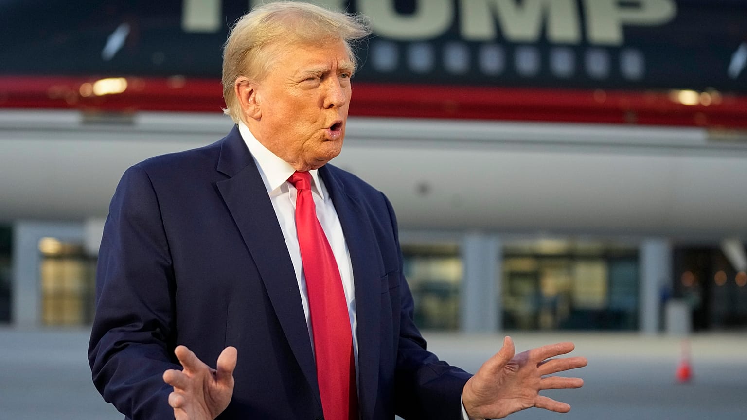 Trump nyilatkozik, mielőtt elutazik a Hartsfield-Jackson Atlantai Nemzetközi Repülőtérről 2023. augusztus 24-én