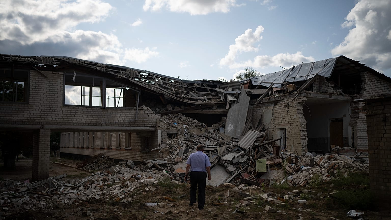Oleksandr Pishchyk, directeur d'école, se tient devant la bibliothèque de l'école qui a été détruite par les bombardements à Koupiansk, Ukraine, mercredi 23 août 2023.