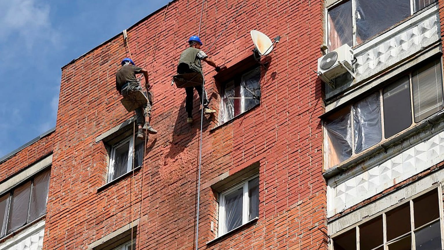 Schäden an einem Gebäude im russischen Kursk nach einem Drohennangriff am 28. August 2023