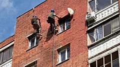 Schäden an einem Gebäude im russischen Kursk nach einem Drohennangriff am 28. August 2023