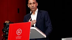 Le président de la Fédération espagnole de football, Luis Rubiales, s'exprime lors d'une réunion d'urgence de l'assemblée générale à Las Rozas, vendredi 25 août 2023.