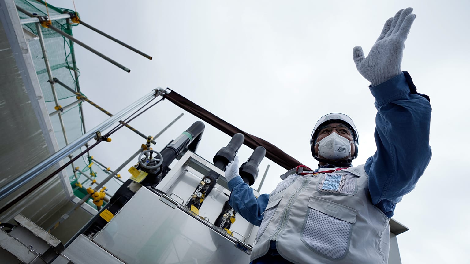 Ein Arbeiter in der AKW-Ruine Fukushima im August 2023 