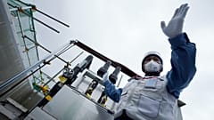 Ein Arbeiter in der AKW-Ruine Fukushima im August 2023 