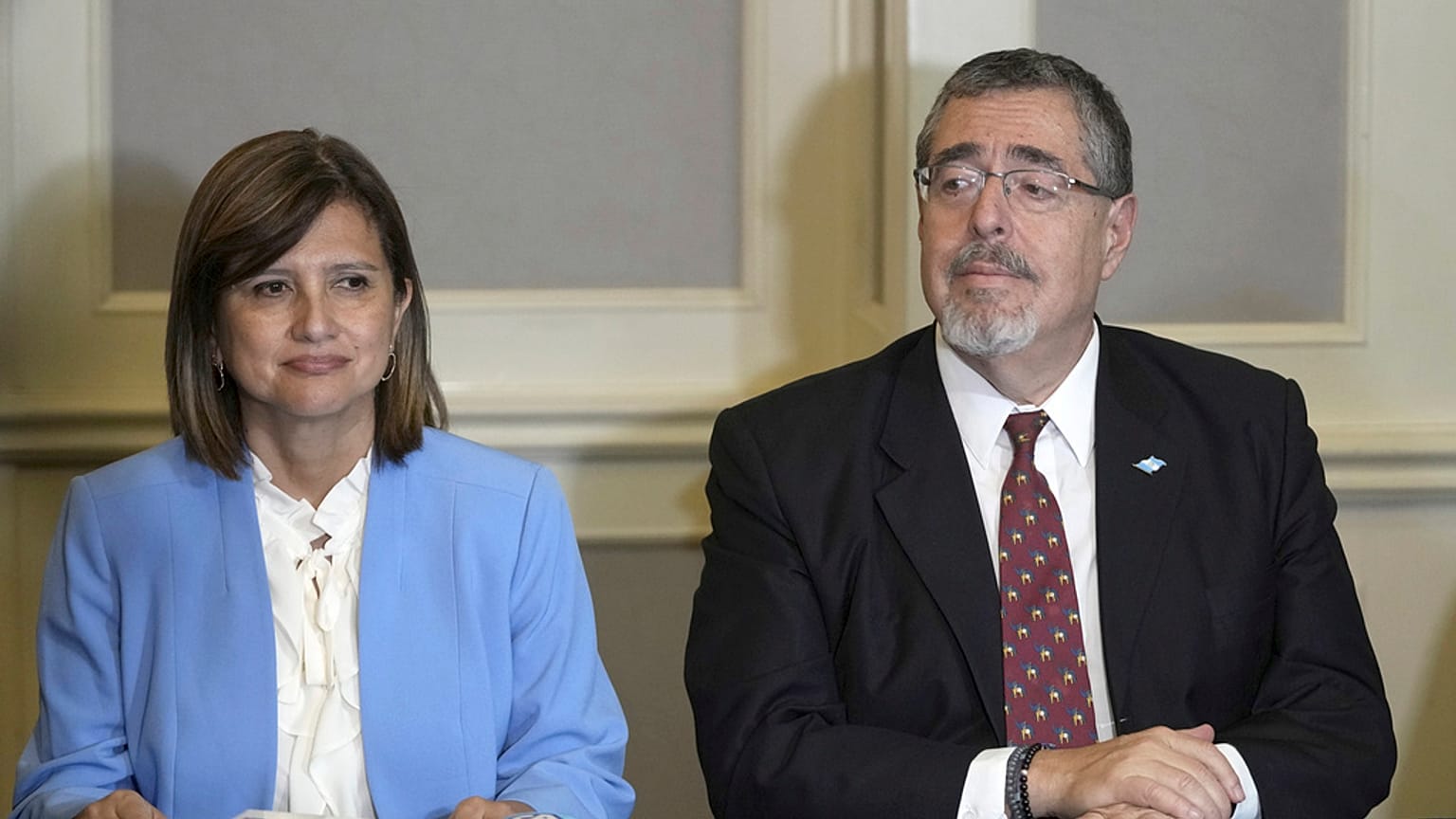 El presidente electo Bernardo Arévalo, a la derecha, y su vicepresidenta Karin Herrera escuchan una pregunta durante una rueda de prensa en Ciudad de Guatemala.