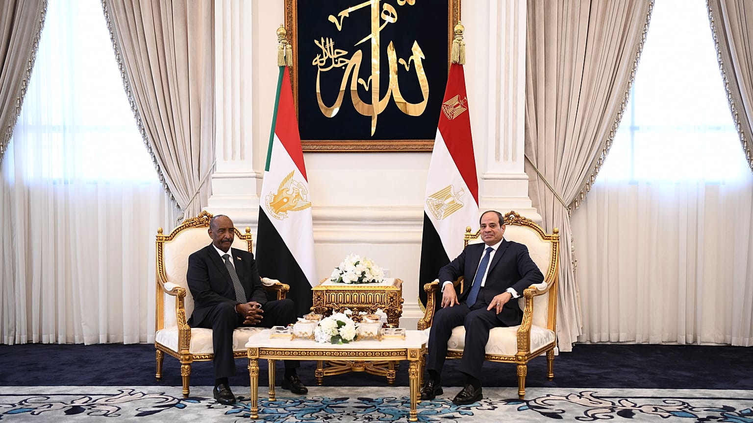 عبد الفتاح البرهان والسيسي أثناء اللقاء في العلمين
