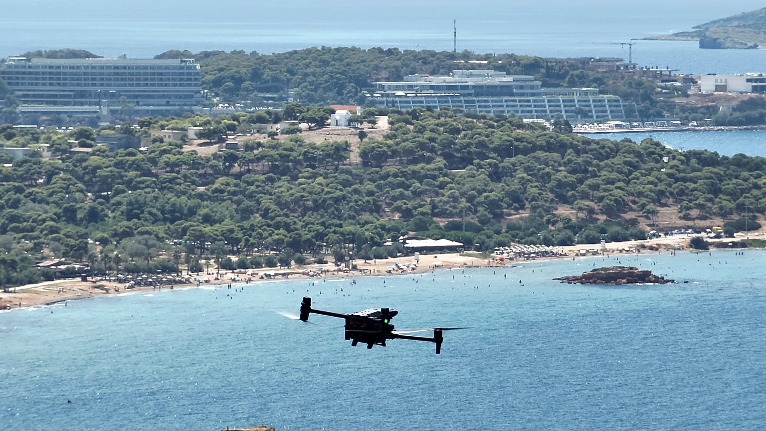  Un drone à longue portée équipé de caméras thermiques et d'un système d'alerte sophistiqué patrouille au-dessus de la plage de Kavouri et des bois avoisinants, dans le sud d'Athènes, en Grèce.