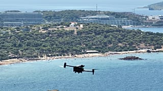  Un dron de largo alcance equipado con cámaras térmicas y un sofisticado sistema de alerta temprana patrulla sobre la playa de Kavouri y los bosques cercanos, en el sur de Atenas (Grecia).
