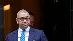 جيمس كليفرلي يغادر بعد اجتماع مجلس الوزراء في داونينج ستريت في لندن، 31 يناير، 2023.