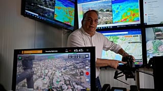 Ο Γρηγόρης Κωνσταντέλλος, δήμαρχος Βάρης-Βούλας- Βουλιαγμένης, δείχνει ένα drone μεγάλης εμβέλειας εξοπλισμένο με κάμερες θερμικής απεικόνισης και ένα εξελιγμένο σύστημα έγκαι