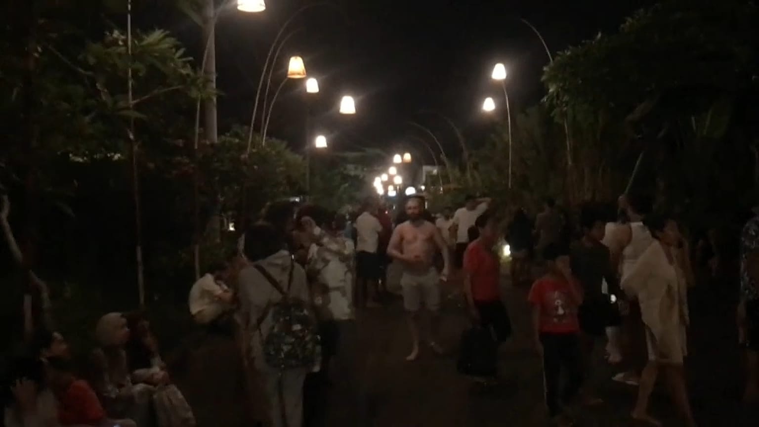 Turistas saem à rua depois de sentirem terramoto, Bali