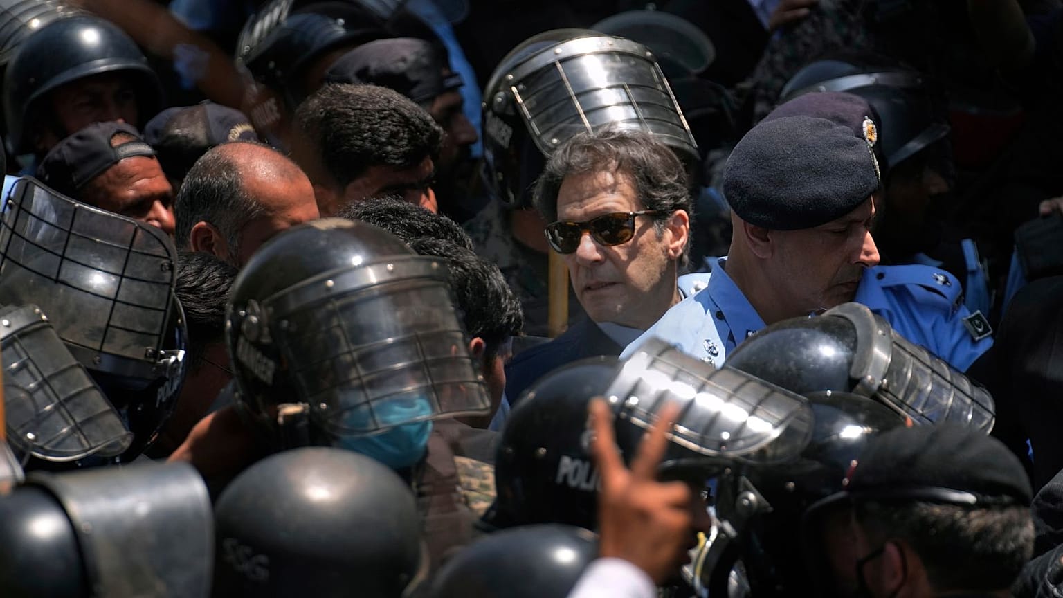 اسکورت افسران پلیس برای عمران خان، نخست وزیر سابق پاکستان هنگام ورود به دادگاهی در اسلام آباد ۱۲ مه ۲۰۲۳