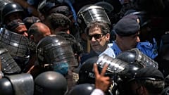 اسکورت افسران پلیس برای عمران خان، نخست وزیر سابق پاکستان هنگام ورود به دادگاهی در اسلام آباد ۱۲ مه ۲۰۲۳