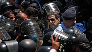اسکورت افسران پلیس برای عمران خان، نخست وزیر سابق پاکستان هنگام ورود به دادگاهی در اسلام آباد ۱۲ مه ۲۰۲۳