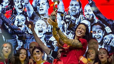 امرأة تحمل لافتة بينما يتجمع المتظاهرون في وسط مدريد لدعم اللاعبة جينيفير هيرموسو