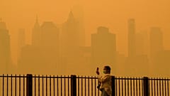 Die Skyline von New York, während der Rauch von Waldbränden in Kanada am 7\. Juni 2023 für Dunst und Luftverschmutzung sorgt. 