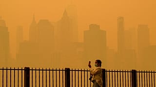 L'horizon de New York alors que la fumée des incendies de forêt au Canada provoque un épisode de pollution atmosphérique, le 7 juin 2023.