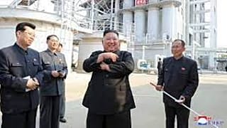 Kim nimmt seine Tochter mit zur Parade.