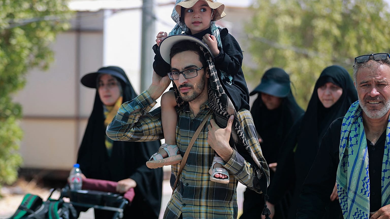 زوار من المسلمين الشيعة الإيرانيين يصلون إلى معبر زرباطية الحدودي بين إيران والعراق. 2023/08/28