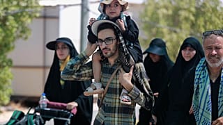 زوار من المسلمين الشيعة الإيرانيين يصلون إلى معبر زرباطية الحدودي بين إيران والعراق. 2023/08/28