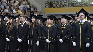 Végzős hallgatók a Nemzeti Közszolgálati Egyetem (NKE) Államtudományi és Nemzetközi Tanulmányok Kar oklevélátadó és doktorrá avató ünnepségén a Ludovika Arénában 