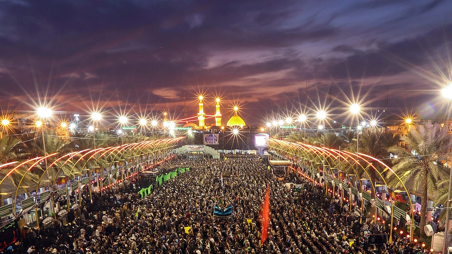 الزوار الشيعة يجتمعون بين مرقد الامام الحسين وضريح الامام العباس