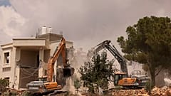 تهدم الجرافات منزلًا فلسطينيًا تم بناؤه دون تصريح من السلطات الإسرائيلية في المنطقة (ج) الخاضعة للسيطرة العسكرية الإسرائيلية، في الخليل بالضفة الغربية المحتلة في 29 أغسطس 2023