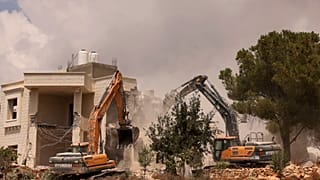 تهدم الجرافات منزلًا فلسطينيًا تم بناؤه دون تصريح من السلطات الإسرائيلية في المنطقة (ج) الخاضعة للسيطرة العسكرية الإسرائيلية، في الخليل بالضفة الغربية المحتلة في 29 أغسطس 2023