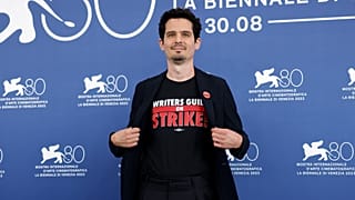 Le président du jury de la 80e Mostra de Venise, Damien Chazelle, porte un tee-shirt avec le slogan "Writers Guild on Strike", le mercredi 30 août 2023.