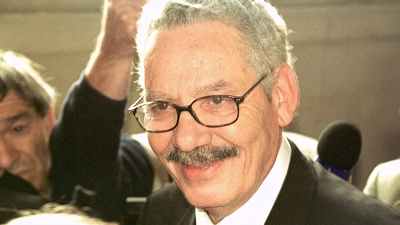 وزير الدفاع الجزائري السابق والجنرال المتقاعد خالد نزار أثناء مقابلته صحفيين في باريس ـ أرشيف