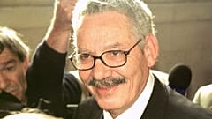 وزير الدفاع الجزائري السابق والجنرال المتقاعد خالد نزار أثناء مقابلته صحفيين في باريس ـ أرشيف