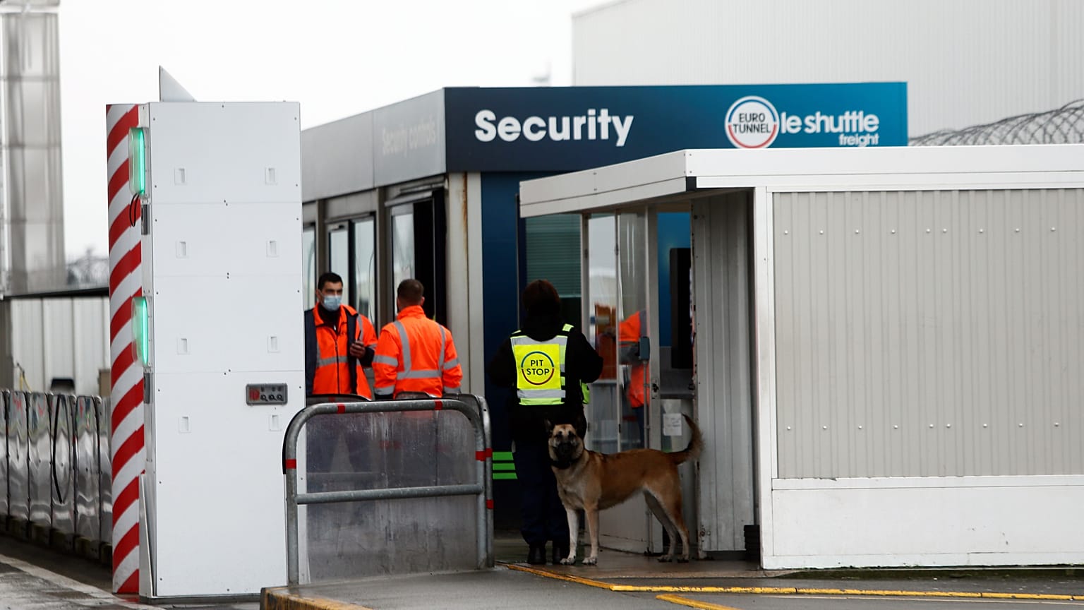 ضباط الجمارك يقفون عند نقطة التفتيش في موقع النفق الأوروبي بين فرنسا وبريطانيا في كوكيليس، شمال فرنسا. 2020/12/22
